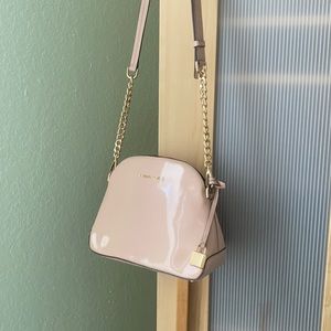 Soft pink patent Michael kors cindy cross body gold chain lock beautiful color